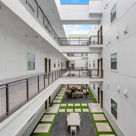 Snappy Loft Style 2Br I Gym I Parking I Workspace